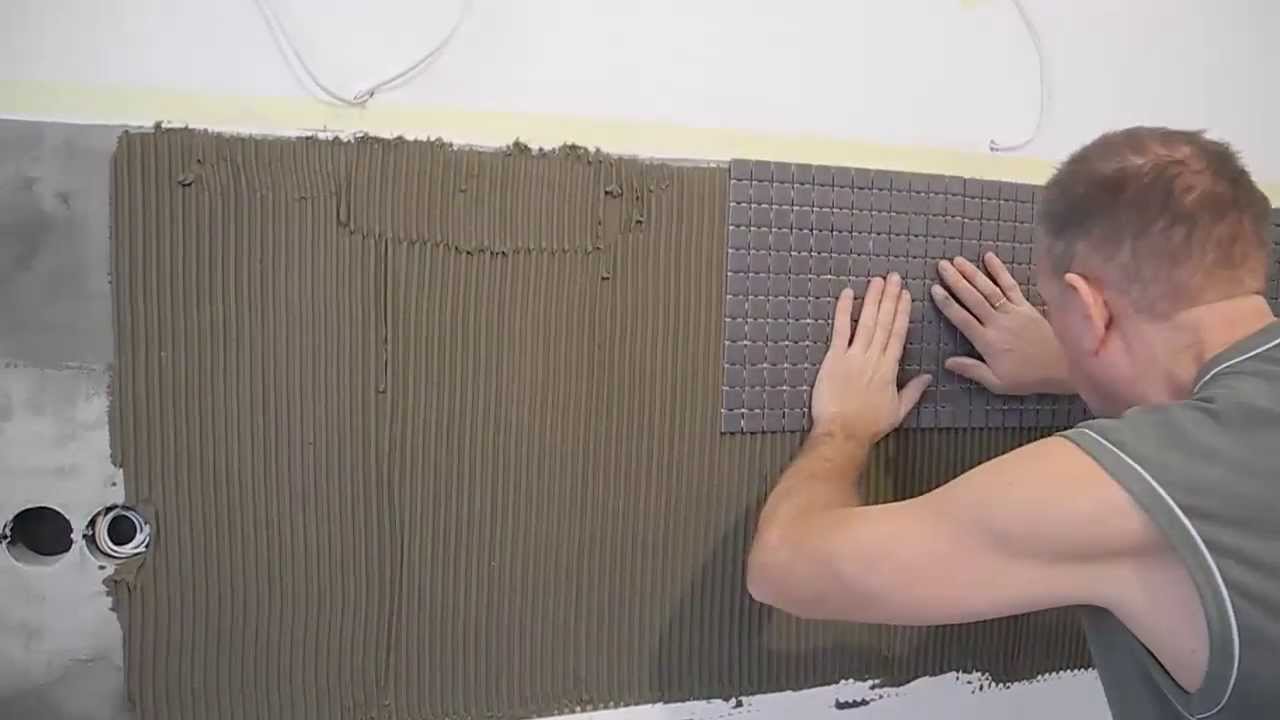 Пластиковые панели на клей в ванной. Монтаж плитки на стену. Монтаж керамической плитки на стены. Поклейка панелей в ванной. Клеящиеся панели на стену в ванной.